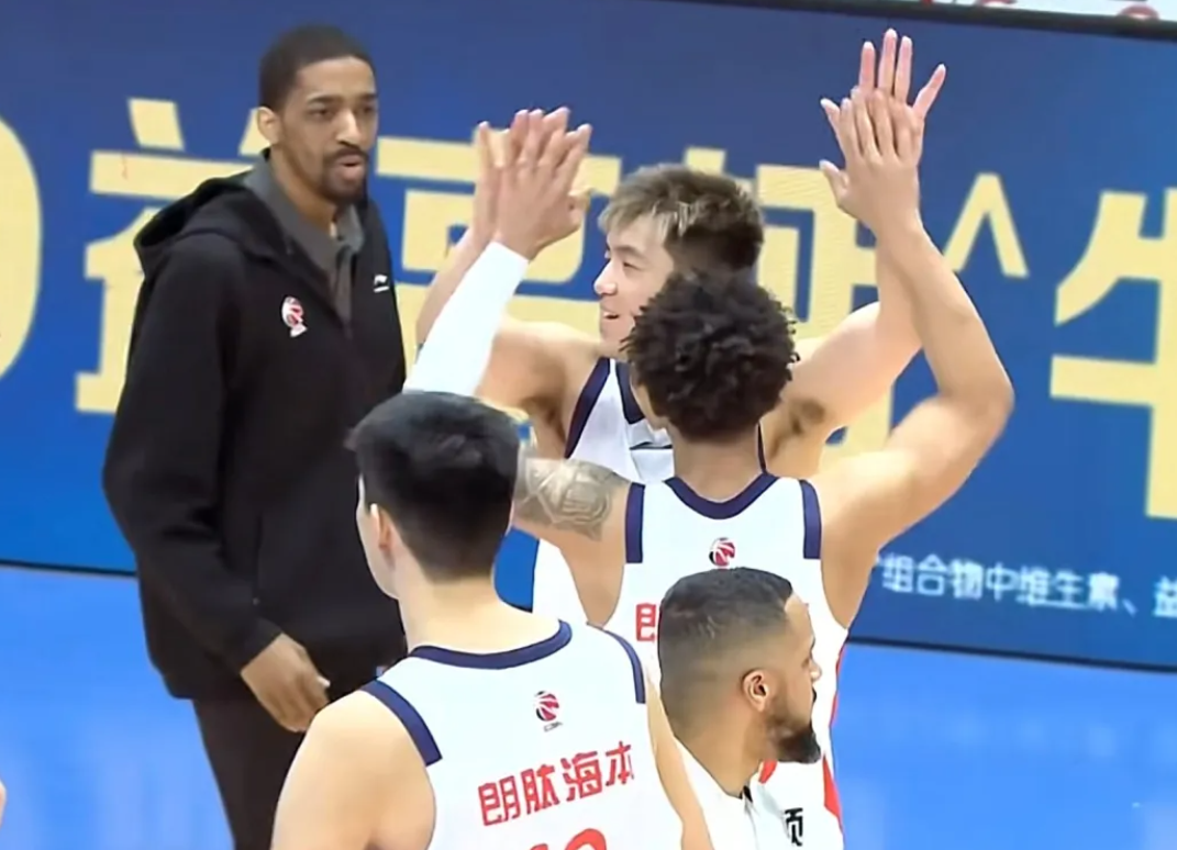 华体会体育官方APP下载-复出两场都赢了!郭艾伦表现神勇,辽篮后悔了吗?